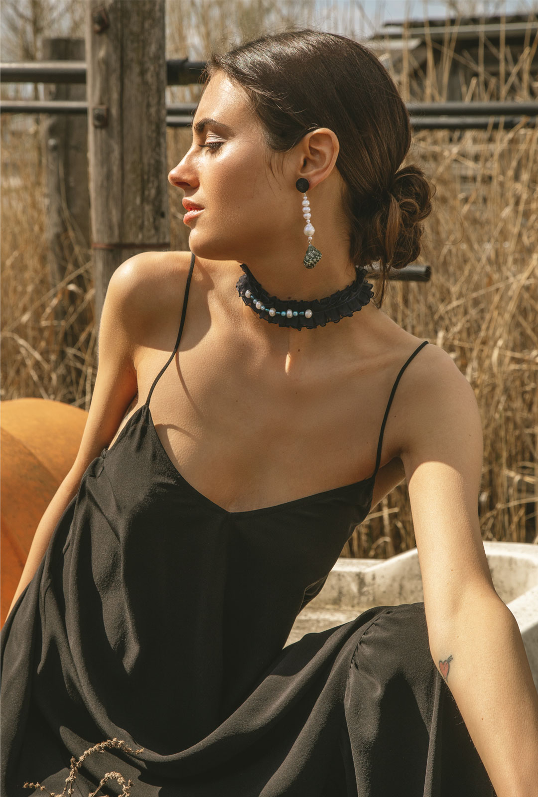 Model mit Lara Lici Kropfband und Ohrhängern Closeup
