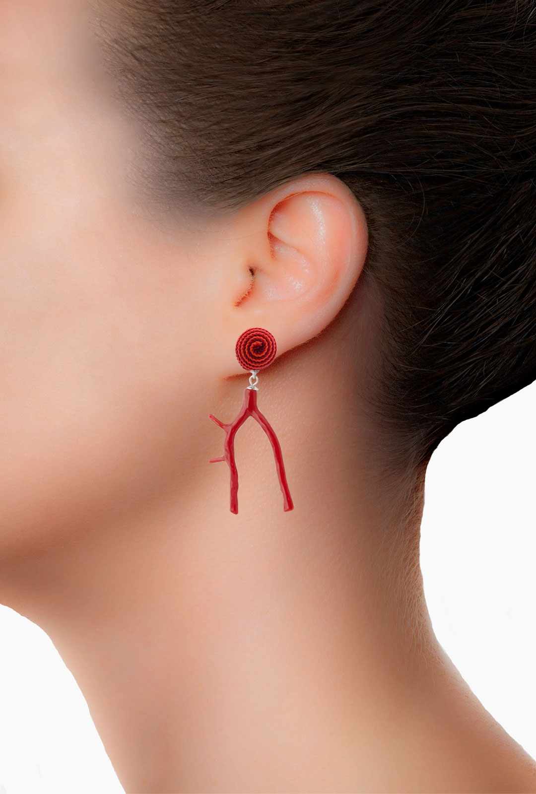 Model mit Ohrringen Alisa in Rot